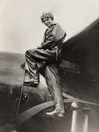 Amelia Earhart subiendo a su Lockheed Vega.